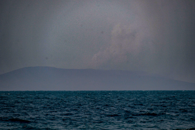 Gunung Anak Krakatau mengeluarkan asap terlihat dari Pulau Sebesi di Kabupaten Lampung Selatan, Lampung, Selasa (8/9/2026). Foto: Putra M. Akbar/ANTARA FOTO