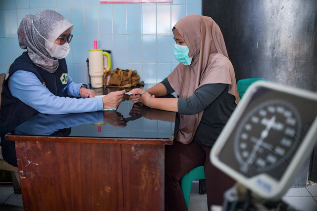 Petugas Dinas Kesehatan memberikan obat untuk warga terdampak abu vulkanik Gunung Anak Krakatau di Rajabasa, Kabupaten Lampung Selatan, Lampung, Selasa (8/9/2026). Foto: Putra M. Akbar/ANTARA FOTO