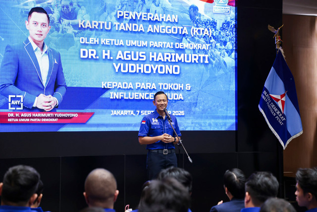 Penyerahan kartu tanda anggota (KTA) kepada sejumlah Founder, Investor, dan Influencer Muda Indonesia oleh Ketua Umum Partai Demokrat Agus Harimurti Yudhoyono (AHY) di Jakarta, Senin (7/9/2026). Foto: Instagram/ @agusyudhoyono