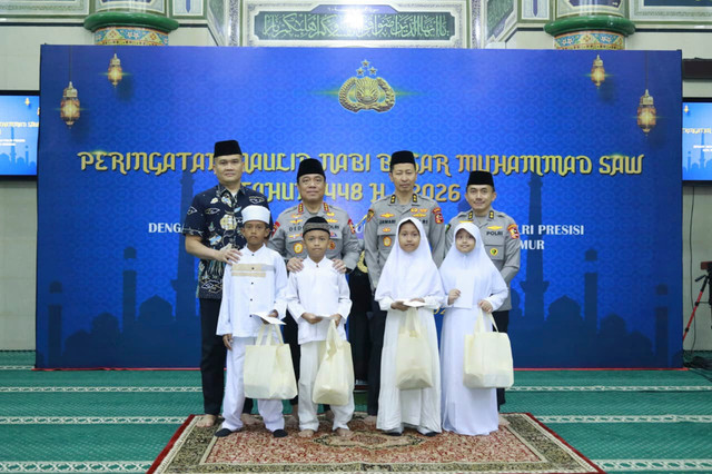 Wakapolri Komjen Pol. Dedi Prasetyo ajak keluarga besar Polri panjatkan doa bersama untuk keselamatan bangsa dan personel di Masjid Al-Ikhlas Mabes Polri dalam Peringatan Maulid Nabi SAW, Selasa (8/9/2026). Foto: Dok. Polri
