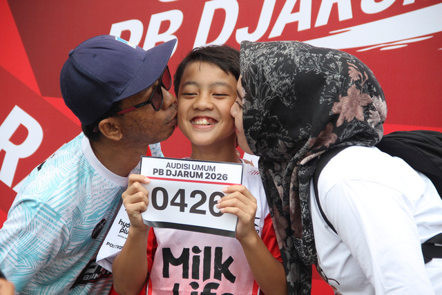 Rino Arnold dan Mira Agustina bersama putranya, Reynard Favio Junora (11) datang ke GOR Djarum Jati, Kudus, Jawa Tengah, Selasa (8/9/2026). Foto: Vega Ma'arijil Ula/kumparan