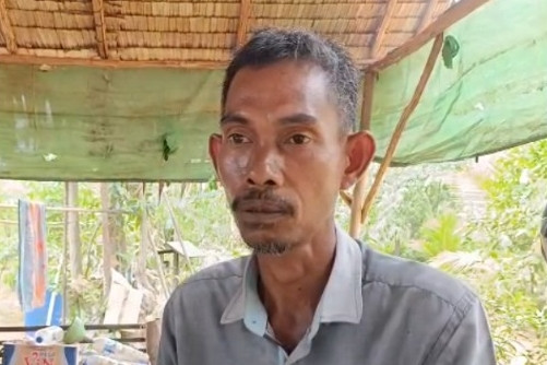 Rohani alias Otong, orang yang pertama kali menemukan kerangka kakak beradik di rumah kosong di Kelurahan Sei Sedapat, Kecamatan, Talang Kelapa, Kabupaten Banyuasin, Selasa (8/9/2026). Foto: kumparan