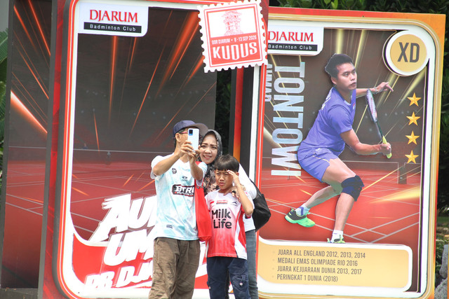 Rino Arnold dan Mira Agustina bersama putranya, Reynard Favio Junora (11) datang ke GOR Djarum Jati, Kudus, Jawa Tengah pada Selasa (8/9/2026) untuk mengikuti Audisi Umum PB Djarum 2026. Foto: Vega Maarijil Ula/kumparan