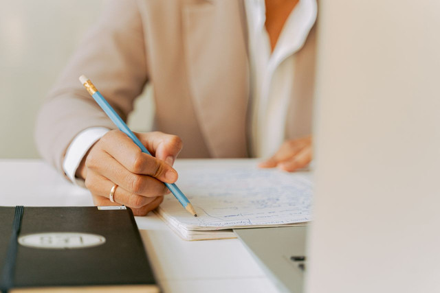Ilustrasi contoh surat permohonan bantuan. Foto: Pexels