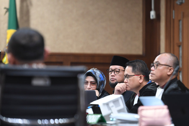 Terdakwa kasus dugaan korupsi dalam pembagian kuota dan penyelenggaraan haji di Kemenag tahun 2023-2024, Ishfah Abidal Azis alias Gus Alex (ketiga kanan), mendengarkan keterangan saksi saat sidang di Pengadilan Tipikor, Jakarta, Selasa (8/9/2026). Foto: M Risyal Hidayat/ANTARA FOTO