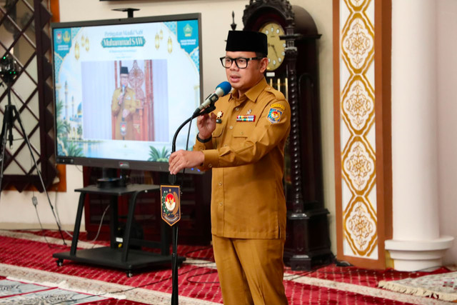 Wamendagri Bima Arya Sugiarto ingatkan ASN Kemendagri untuk jadikan Maulid Nabi sebagai momentum tingkatkan keteladanan dan keikhlasan dalam jalankan amanah jabatan di Masjid An-Nuur Jakarta, Selasa (8/9/2026). Foto: Kemendagri RI
