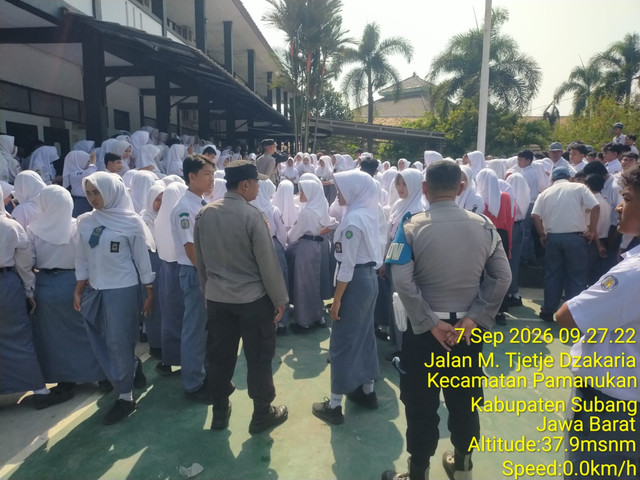 Ratusan siswa-siswi SMAN 1 Pamanukan, Kabupaten Subang, menggelar aksi unjuk rasa terkait dugaan kasus pencabulan yang dilakukan oknum guru terhadap salah satu siswi. Foto: Dok. Polsek Pamanukan