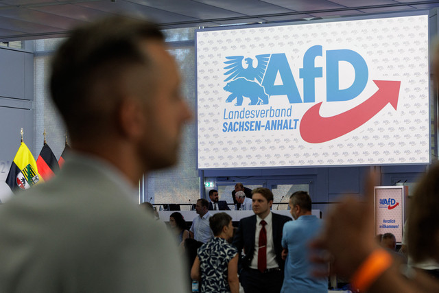 Delegasi menghadiri konvensi partai sayap kanan Alternative for Germany (AfD) di Magdeburg, Jerman, Sabtu (11/7/2026). Foto: JENS SCHLUTER/AFP