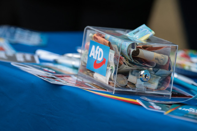 Kotak sumbangan terlihat saat kampanye partai sayap kanan Alternative for Germany (AfD) di Haldensleben, Saxony-Anhalt, Jerman, Selasa (1/9/2026). Foto: Ronny Hartmann/AFP