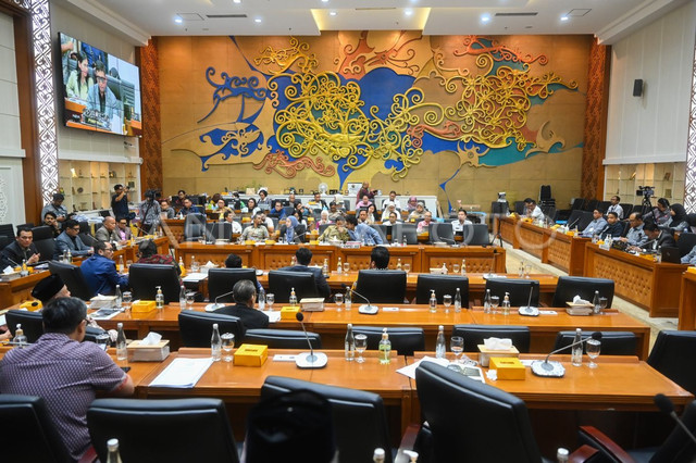 Suasana rapat kerja Badan Legislasi (Baleg) DPR bersama Kementerian Hukum di Kompleks Parlemen, Senayan, Jakarta, Selasa (9/9/2025). Baleg DPR mengusulkan agar Rancangan Undang-Undang (RUU) tentang Perampasan Aset untuk dimasukkan ke dalam Program Legislasi Nasional (Prolegnas) Prioritas untuk dibahas pada tahun 2025. ANTARA FOTO/Rivan Awal Lingga/foc.