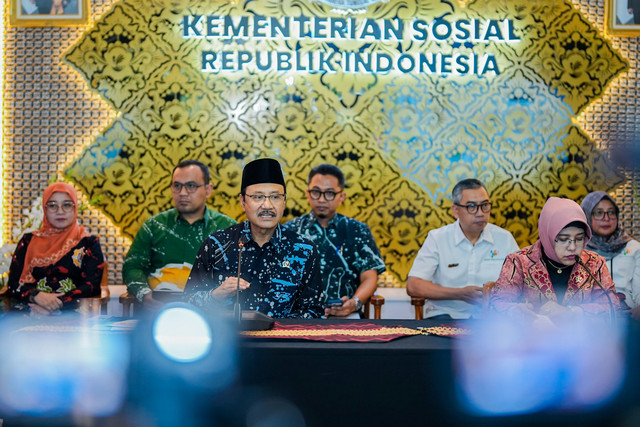 Mensos Saifullah Yusuf (Gus Ipul) dan Kepala BPS Amalia Adininggar Widyasanti luncurkan Gerakan Nasional Peduli Tetangga serta digitalisasi bansos lewat Agen Perlinsos di Jakarta, Selasa (8/9/2026). Foto: Kemensos RI