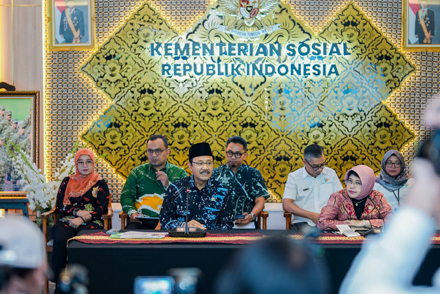 Mensos Saifullah Yusuf (Gus Ipul) dan Kepala BPS Amalia Adininggar Widyasanti luncurkan Gerakan Nasional Peduli Tetangga serta digitalisasi bansos lewat Agen Perlinsos di Jakarta, Selasa (8/9/2026). Foto: Kemensos RI