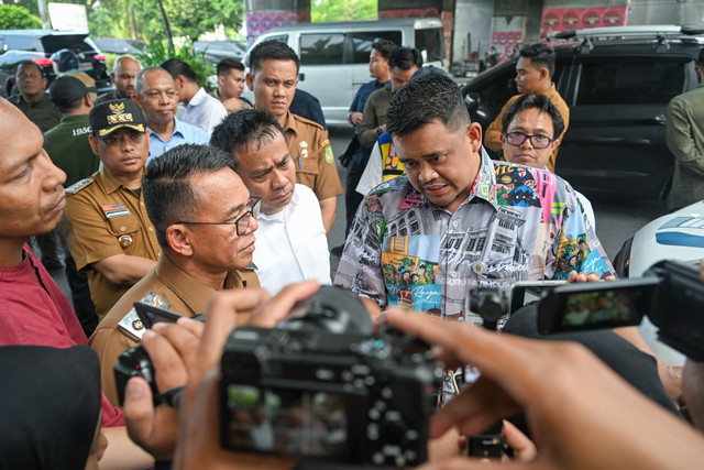 Gubernur Sumut, Bobby Nasution saat berdiskusi dengan Pemerintah Kota Medan terkait kondisi jalan yang kerap banjir saat hujan deras di Jalan Letda Sujono, di bawah Jalur Tol Bandar Selamat, Medan, Selasa (8/9/2026). Foto: Dinas Komunikasi dan Informatika Provinsi Sumut