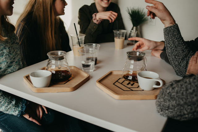 Ilustrasi Gen Z menikmati kopi di coffee shop. Sumber: Unsplash