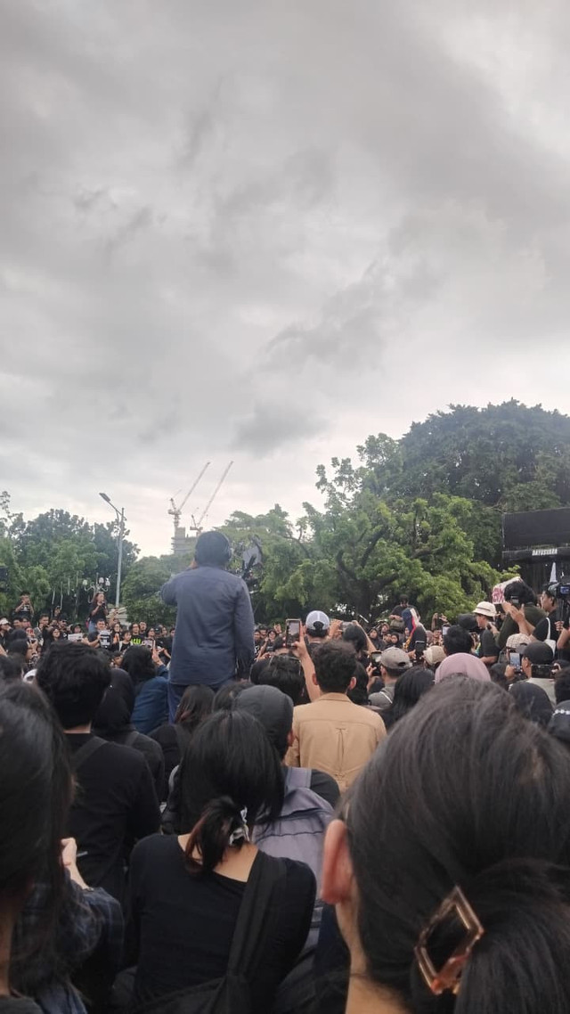 Suasana kerumunan massa dalam aksi penyampaian pendapat di ruang publik. Foto: Dok. Pribadi