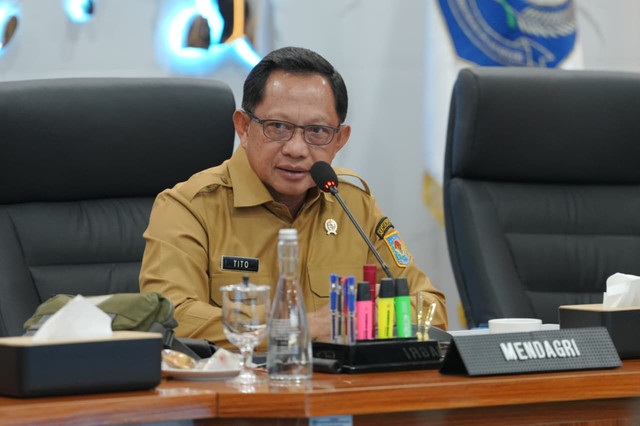Mendagri Tito Karnavian dalam rakor bersama pemda terdampak bencana NTT secara daring dari kantor Kemendagri, Jakarta, Selasa (8/9/2026). Foto: Kemendagri RI
