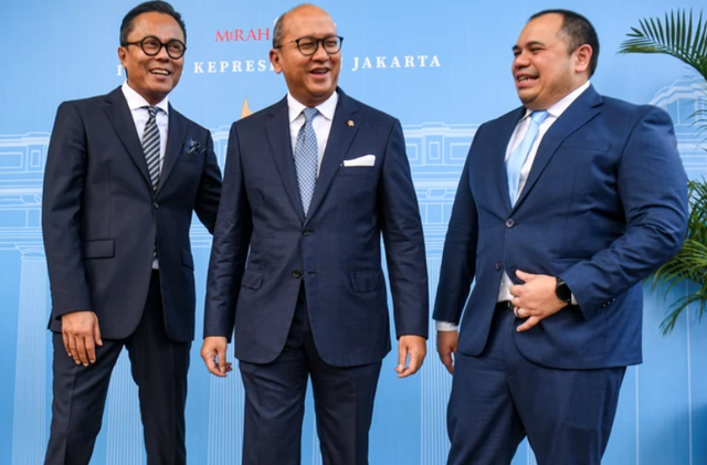 Tiga orang pimpinan Badan Pengelola Investasi (BPI) Danantara, Dony Oscaria, Rosan Roeslani dan Pandu Patria Sjahrir, selepas memberikan keterangan pers di Istana Negara. Foto: Kumparan
