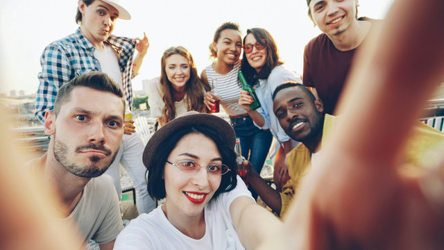 Ilustrasi sekelompok teman mengabadikan momen bersama sebagai kenangan. Sumber: Unsplash