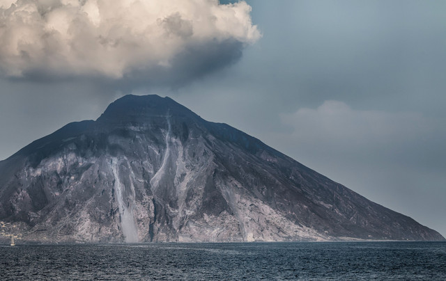 Ilustrasi apa penyebab Gunung Krakatau meletus?,Pexels/Walkers