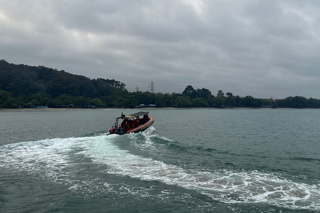 Personel Basarnas Banten bersama personel Ditpolairud berangkat untuk operasi SAR hari kedua kapal penumpang hilang kontak dari Dermaga Marina Lippo Carita di Pandeglang, Banten, Rabu (9/9/2026). Foto: Sigid Kurniawan/ANTARA FOTO
