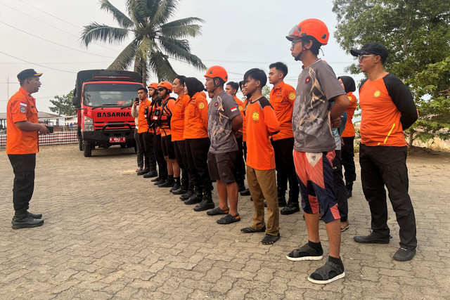 Kepala Seksi Operasi Basarnas Banten Rizki Dwianto (kiri) memimpin apel operasi SAR hari kedua kapal penumpang hilang kontak di Dermaga Marina Lippo Carita, Pandeglang, Banten, Rabu (9/9/2026). Foto: Sigid Kurniawan/ANTARA FOTO