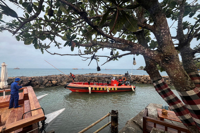 Personel Basarnas Banten bersiap untuk operasi SAR hari kedua kapal penumpang hilang kontak di Dermaga Marina Lippo Carita, Pandeglang, Banten, Rabu (9/9/2026). Foto: Sigid Kurniawan/ANTARA FOTO