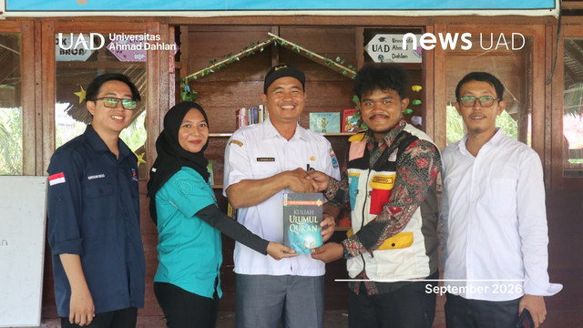 KKN Dahlan Muda Universitas Ahmad Dahlan (UAD) salurkan hibah buku di Taman Nasional Siberut (Foto. KKN UAD)