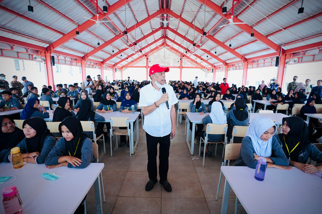 Wakil Menteri Sosial Agus Jabo Priyono kunjungi Sekolah Rakyat Terintegrasi (SRT) 1 Pandeglang, Banten, beri motivasi kepada para siswa, serta serahkan bantuan logistik lumbung sosial, Selasa (8/9/2026). Foto: Dok. Kemensos