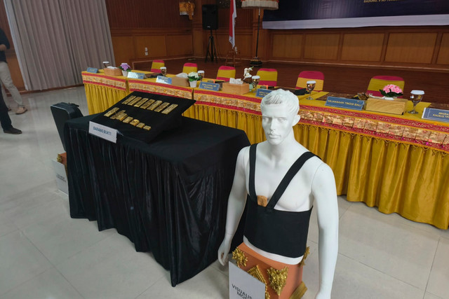 Konferensi pers pengungkapan kasus penyelundupan emas 10 kg yang dilakukan oleh Warga Negara (WN) Cina berinisial ZG (32), Kantor Bea Cukai Ngurah Rai, Rabu (9/9/2026). Foto: Sandra Gisela/kumparan