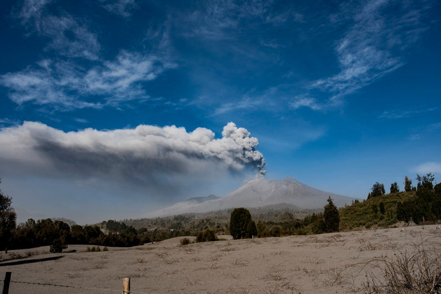 Ilustrasi Kenapa Abu Vulkanik Sulit Dibersihkan,Foto:Unsplash/Christian Miranda