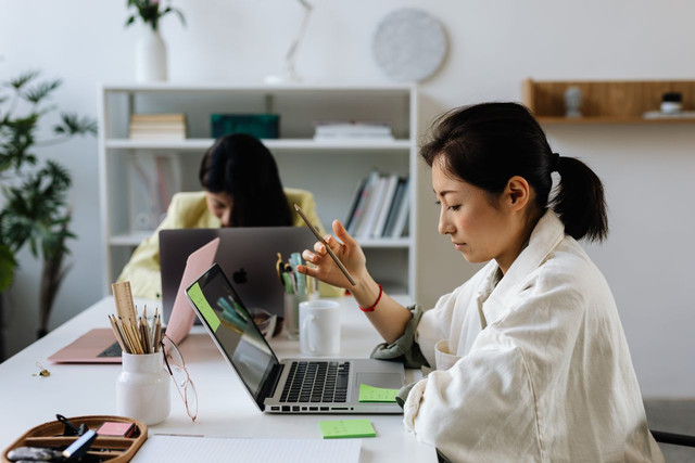 Ilustrasi cek status pantau loker MagangHub. Foto: Pexels