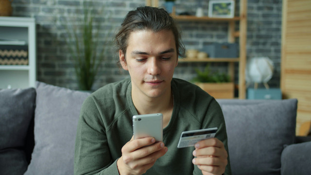 Deskripsi foto: Penggunaan layanan keuangan digital semakin dekat dengan kehidupan generasi muda melalui smartphone. Foto : Vitaly Gariev-Unsplash.