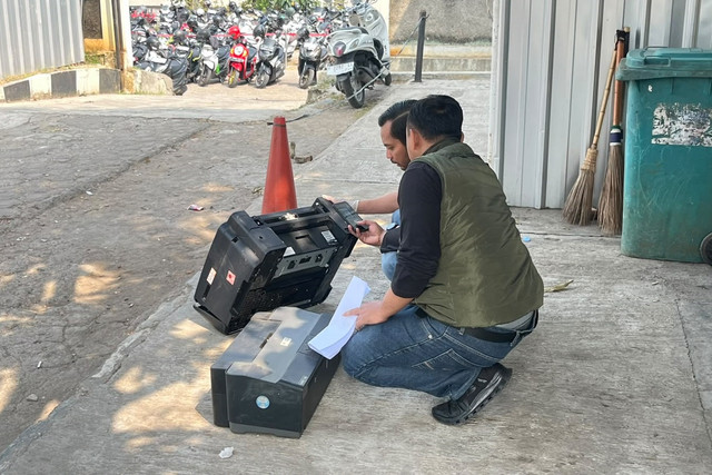 Polisi bersenjata lengkap di Kantor ATR/BPN Kabupaten Bogor, Rabu (9/9/2026). Foto: kumparan