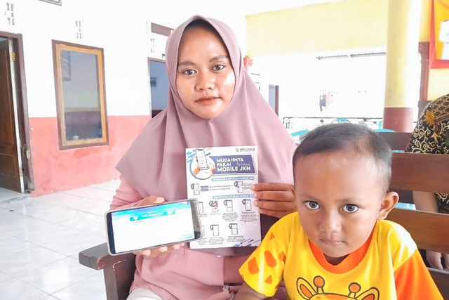 Ayyul Fariqoyyini Nadia (26), ibu rumah tangga asal Kalisat, Jember, rasakan kemudahan urus administrasi dan ambil antrean online lewat Aplikasi Mobile JKN tanpa harus datang langsung ke kantor BPJS Kesehatan, Senin (31/8/2026). Foto: Dok. BPJS Kesehatan