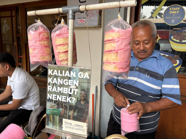 Jajanan rambut nenek milik Oca. Foto: Nur Pangesti/kumparan