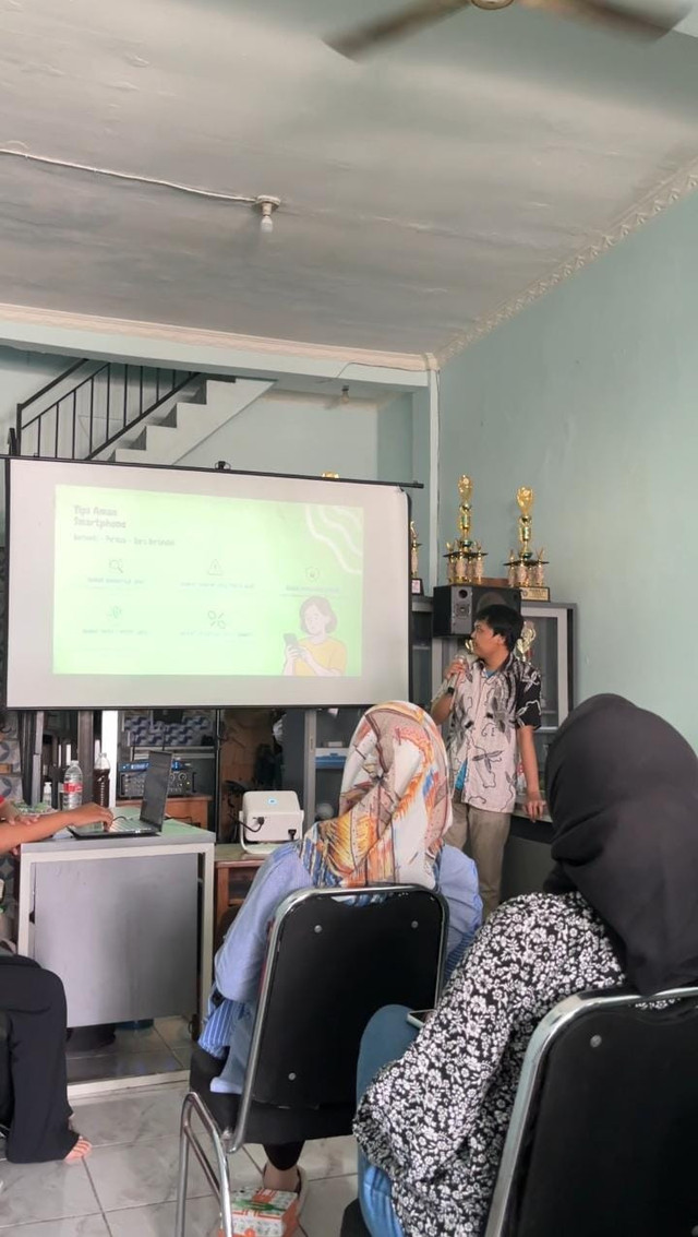 Dosen UTA'45 Jakarta Yudha Aditya Nugraha, S.T., M.T. tengah menyampaikan materi mengenai bahaya dan risiko judi online kepada warga. (sumber: Dokumentasi KKN UTA'45 Jakarta).