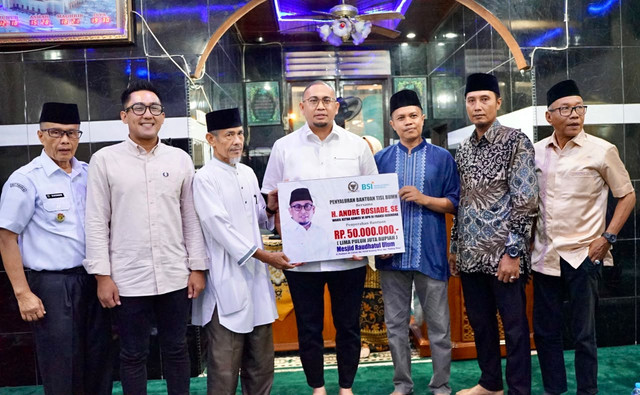 Wakil Ketua Komisi VI DPR RI dari Fraksi Gerindra Andre Rosiade menyerahkan bantuan sebesar Rp50 juta untuk Masjid Raudhatul Ulum di Jalan Paulasan Air Camar, Kelurahan Parak Gadang Timur, Kecamatan Padang Timur, Kota Padang, Rabu (9/9/2026). Foto: Dok. Istimewa