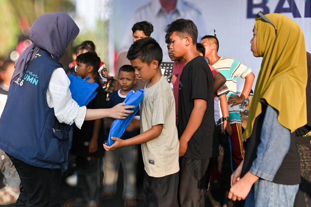 Bank Mandiri dorong pembangunan masyarakat dalam memperingati HUT ke-81 melalui program Relawan Bakti BUMN dengan membagikan bantuan untuk warga di Nagari Kumango, Kabupaten Tanah Datar, Sumatera Barat. Foto: Dok. Bank Mandiri