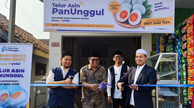 Launching Ruko dan Pengembangan Bisnis KUBE (Kelompok Usaha Bersama) Telur Asin PanUnggul binaan DT Peduli Cirebon (Sumber: DT Peduli)