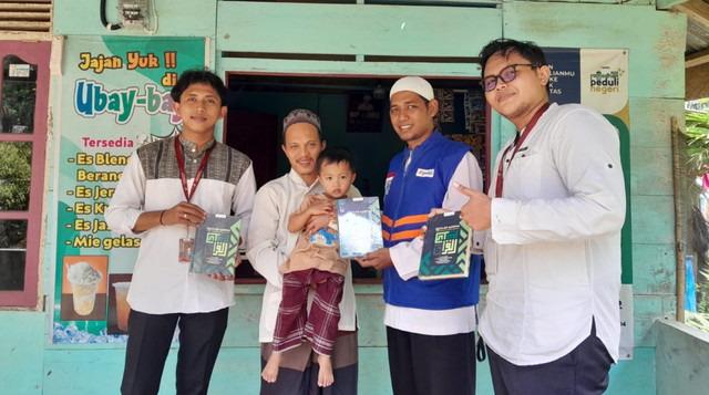Distribusi Al-Qur'an ke Pelosok Negeri tepatnya di Desa Tanjung Mulya, Kec. Bahar Selatan, Kab. Muaro Jambi (Sumber: DT Peduli)