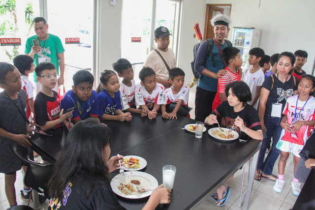 Orang tua dan anak melihat kantin untuk atlet saat mengikuti Tour Asrama PB Djarum yang digelar di GOR Djarum Jati, Kudus, Jawa Tengah, Rabu (9/9/2026). Foto: Vega Ma'arijil Ula/kumparan