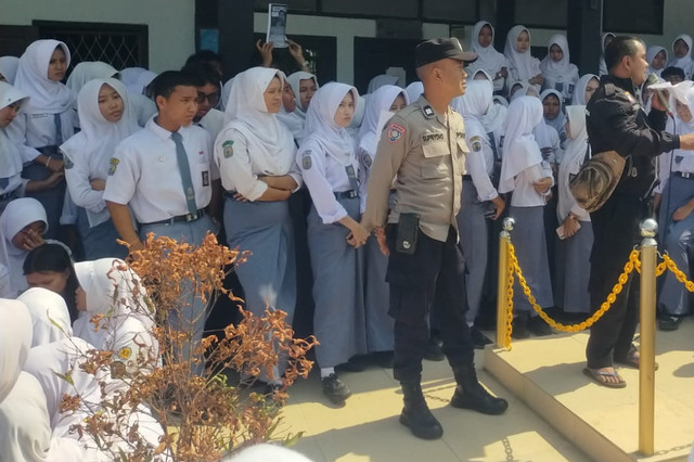 Ratusan siswa-siswi menggelar aksi unjuk rasa terkait dugaan kasus pencabulan yang dilakukan oknum guru terhadap salah satu siswi di SMAN 1 Pamanukan, Kabupaten Subang. Foto: Dok. Istimewa
