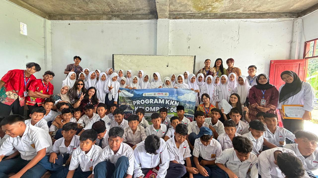 Foto bersama mahasiswa KKN UTA'45 Jakarta dan siswa SMP Yasmida (Dokumentasi Pribadi Penulis)