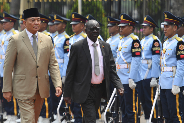 Menteri Pertahanan Sjafrie Sjamsoeddin (kiri) dan Menteri Pertahanan Sudan Hassan Daoud Kabroun Kayan (kedua kiri) memeriksa pasukan saat upacara kunjungan kehormatan di Kementerian Pertahanan, Jakarta, Rabu (9/9/2026). Foto: M Risyal Hidayat/ANTARA FOTO