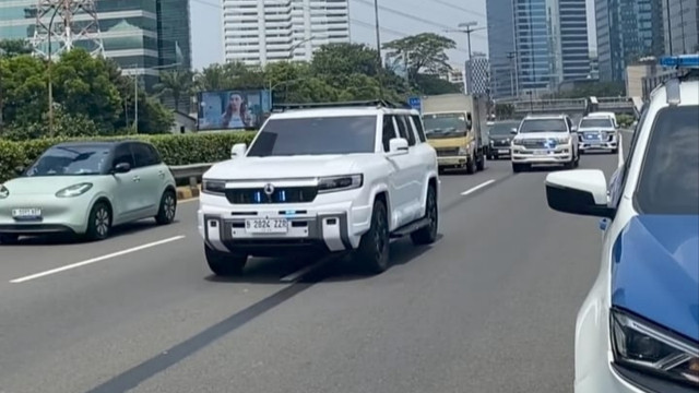 Mobil pengawalan Denza B8. Foto: Threads/@nihaqus