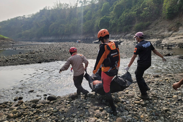 Tim SAR gabungan saat mengevakuasi korban tenggelam di Sungai Citarum, Kampung Bantar Caringin, Desa Cihea, Kecamatan Haurwangi, Kabupaten Cianjur, Rabu (9/9/2026). Foto: Dok. Kantor SAR Bandung