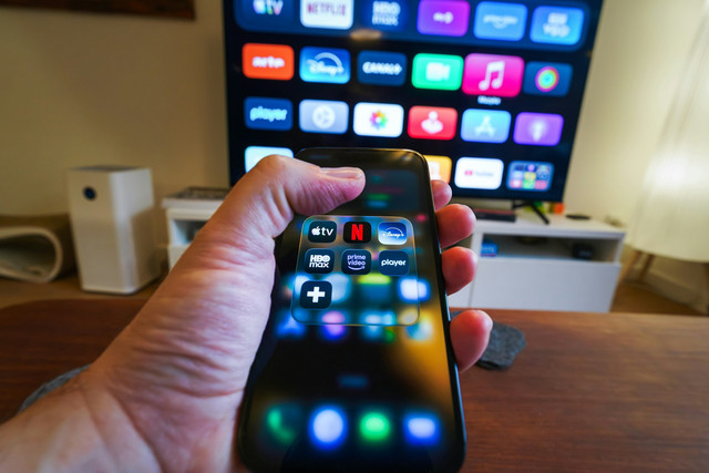 Ilustrasi cara mirroring HP ke TV. Foto: Unsplash.