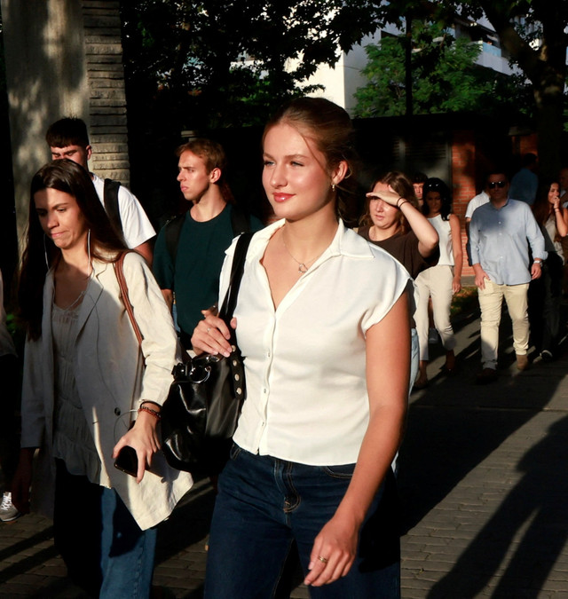Putri Leonor dari Spanyol tiba di Universitas Carlos III Madrid untuk tahun perkuliahan di Getafe, Spanyol, Senin (7/9/2026). Foto: Spain Royal House Handout via REUTERS