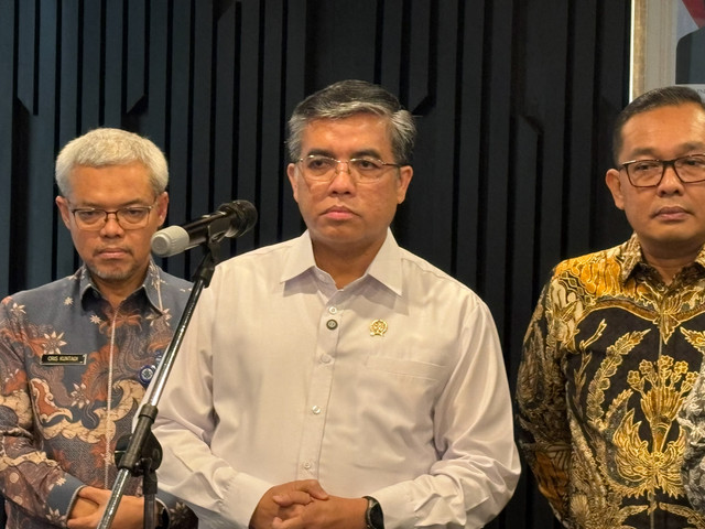 Menteri Ketenagakerjaan Yassierli dalam penandatangan Surat Keputusan Bersama (SKB) Kementerian Ketenagakerjaan, Kementerian Imigrasi dan Pemasyarakatan serta Kementerian Investasi dan Hilirisasi di kantor BKPM, Rabu (9/9/2026). Foto: Nur Pangesti/kumparan