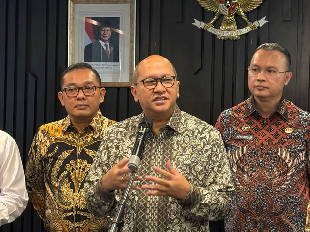 Menteri Investasi dan Hilirisasi/Kepala BKPM Rosan P. Roeslani usai agenda penandatangan Surat Keputusan Bersama (SKB) dengan Menteri Ketenagakerjaan Yassierli, Menteri Imigrasi dan Pemasyarakatan Agus Andrianto di kantor BKPM, Rabu (9/9/2026). Foto: Nur Pangesti/kumparan